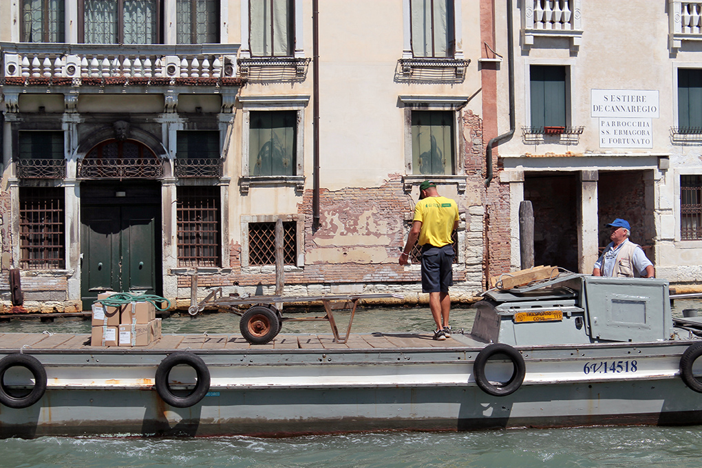 Momenti veneziani 89 - Giro di consegne.jpg